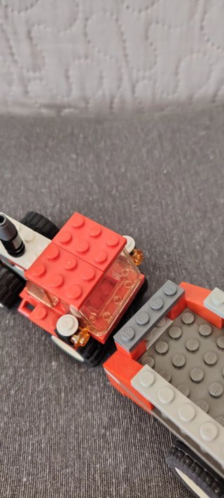 Lego trattore rosso con rimorchio