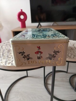 Lata antigua decorada