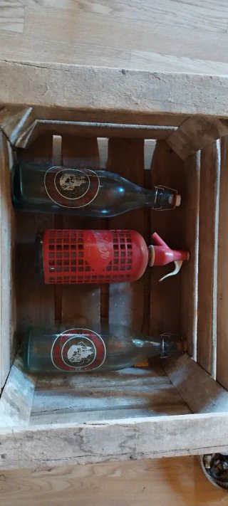 Sifón y botellas antiguas