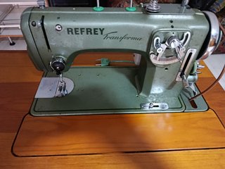 Máquina de coser Refrey antigua