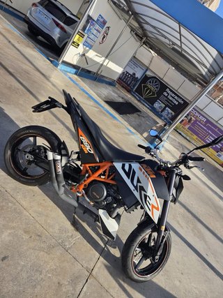 KTM 690 Duke Negra y Naranja