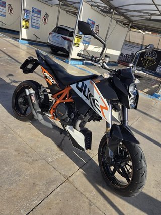 KTM 690 Duke Negra y Naranja