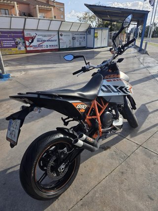 KTM 690 Duke Negra y Naranja