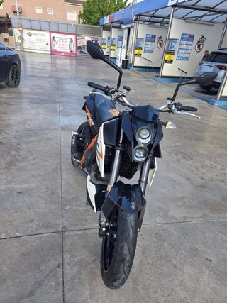 KTM 690 Duke Negra y Naranja