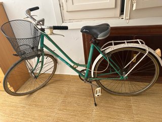 Bicicleta clásica con cesta, de paseo años 70