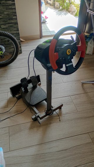 Volante Thrustmaster + Soporte PS4/PS3