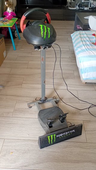 Volante Thrustmaster + Soporte PS4/PS3