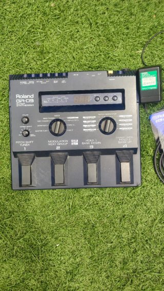 Roland GR-09 Guitar Synthesizer