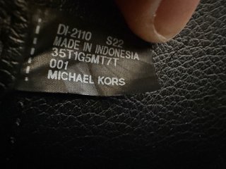 Borsa Michael Kors nera con dettagli oro