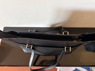 Borsa Michael Kors nera con dettagli oro