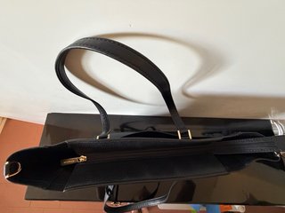 Borsa Michael Kors nera con dettagli oro