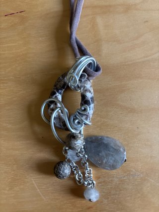 Collana con pietre e decori metallo