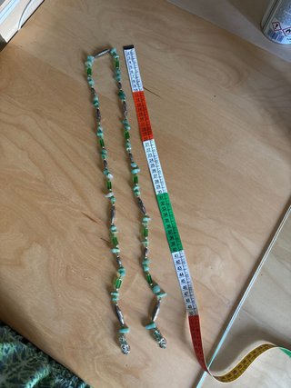 Collana con perline e pietre verdi