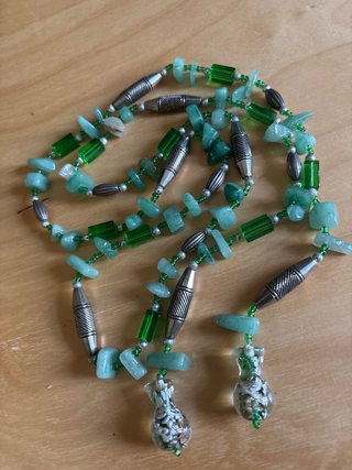 Collana con perline e pietre verdi