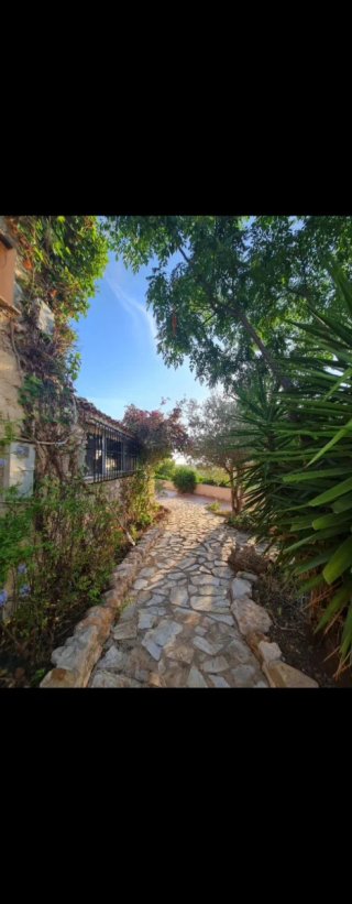 Masia de piedra,finca de 3 hectáreas frente al mar