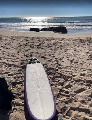 Tabla de surf blanca con borde morado