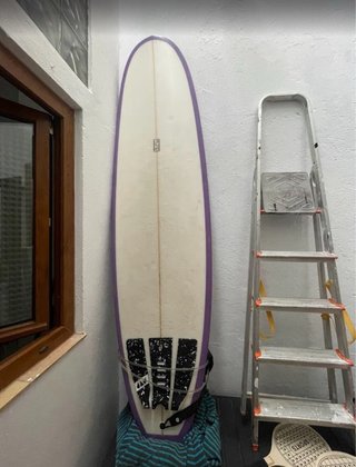 Tabla de surf blanca con borde morado