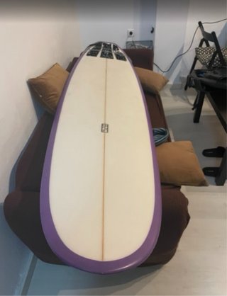 Tabla de surf blanca con borde morado