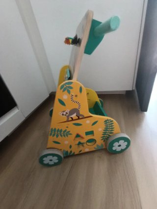 Andador de madera Janod con actividades