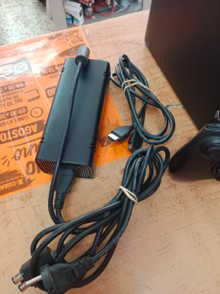 CONSOLA MICROSOFT XBOX 360 S 4GB CON MANDO CABLES