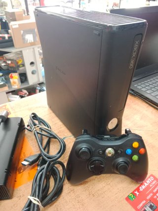 CONSOLA MICROSOFT XBOX 360 S 4GB CON MANDO CABLES