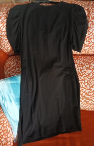 Vestido Negro  con forma de Collar Plateado
