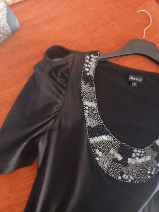 Vestido Negro  con forma de Collar Plateado