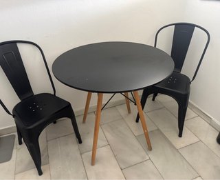 Mesa redonda negra y 2 sillas