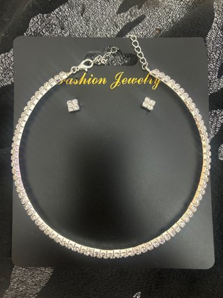 Conjunto collar y pendientes plateados