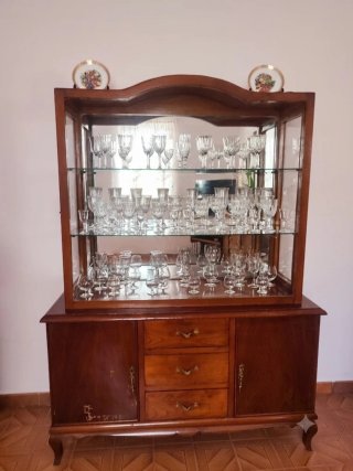 Vitrina de madera y cristal