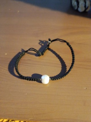 Pulsera negra con perla blanca