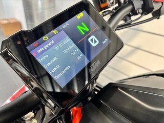 KTM Naked Moto Azul y Naranja