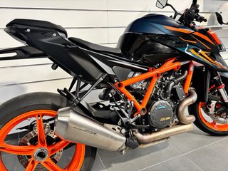 KTM Naked Moto Azul y Naranja
