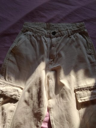 Pantalones cargo beige con bolsillos
