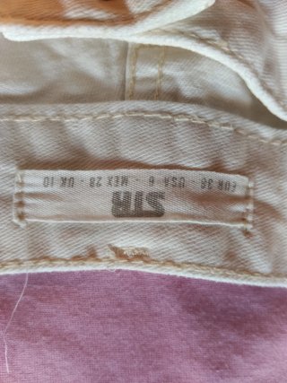 Pantalones cargo beige con bolsillos