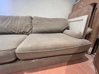 Sofá de tela beige y gris