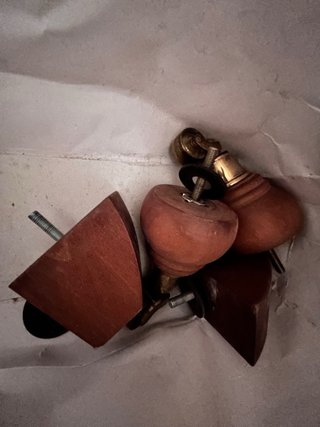 Sofá de tela beige y gris