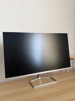 Monitor HP (con mesa, teclado y mouse incluido)