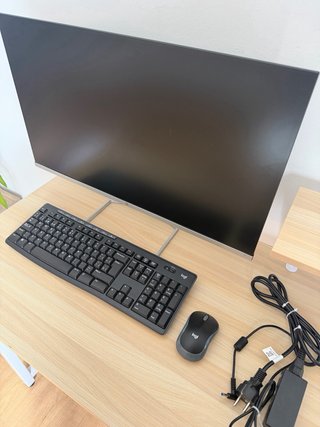 Monitor HP (con mesa, teclado y mouse incluido)