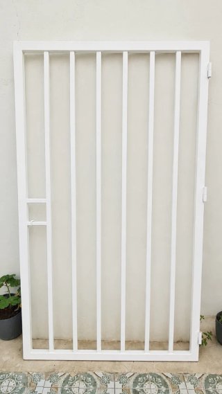 Puerta de hierro blanca con barrotes