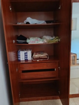 Armario de madera marrón