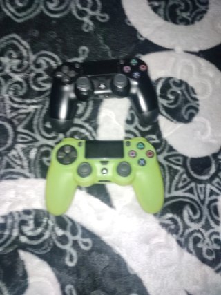 PS4 Slim Nera + 2 Controller e 3 Giochi