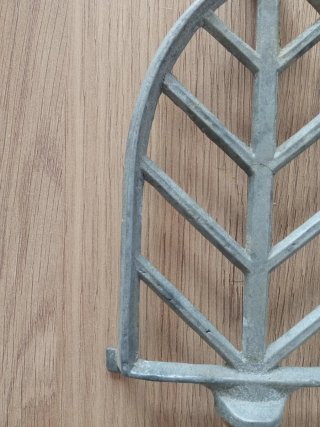 Apoyaplanchas antiguo con mango de madera
