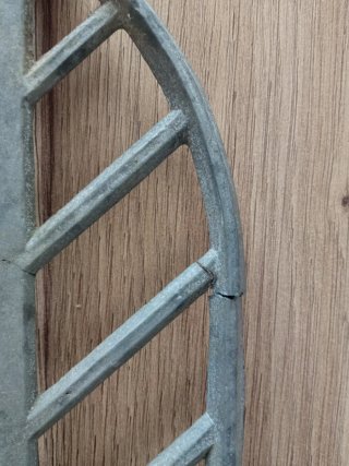 Apoyaplanchas antiguo con mango de madera