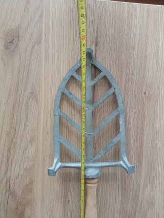Apoyaplanchas antiguo con mango de madera