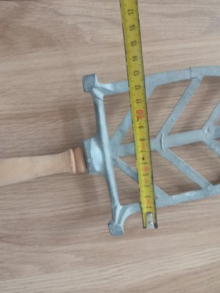 Apoyaplanchas antiguo con mango de madera