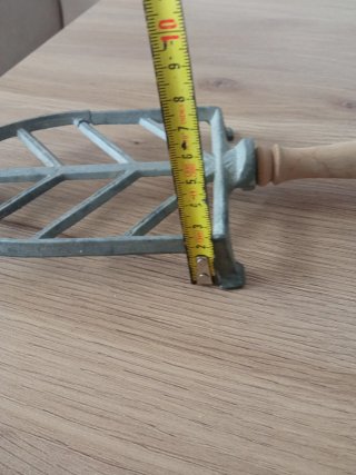 Apoyaplanchas antiguo con mango de madera