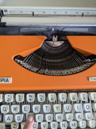 Máquina de escribir Olympia naranja