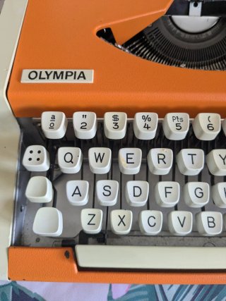 Máquina de escribir Olympia naranja