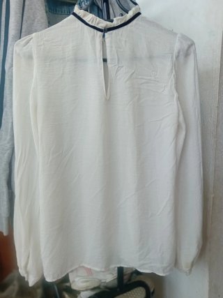 Blusa branca com laço e babados